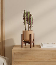 Lade das Bild in den Galerie-Viewer, Glossy Pink stand:bamboo